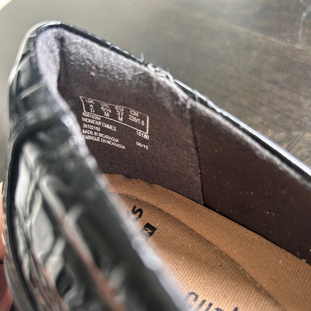 NEVER WORN ~ CLARKS SIZE 6.5 LOAFERS - Picture 6 of 7